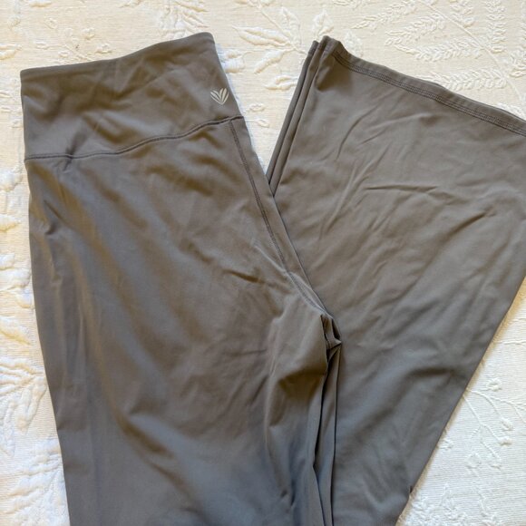 Smoke Gray Cropped Activewear 2 Piece SET - Picture 2 of 4